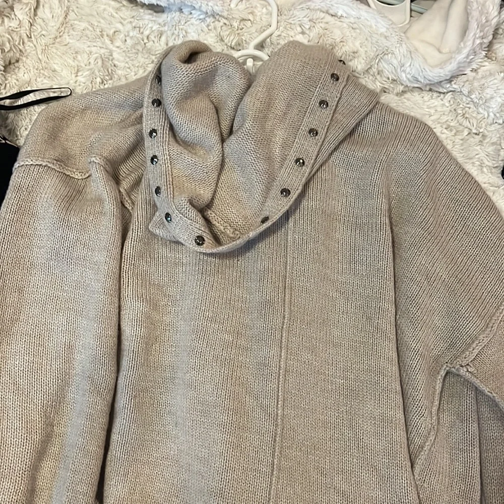 Sweater - Picture 4 of 4